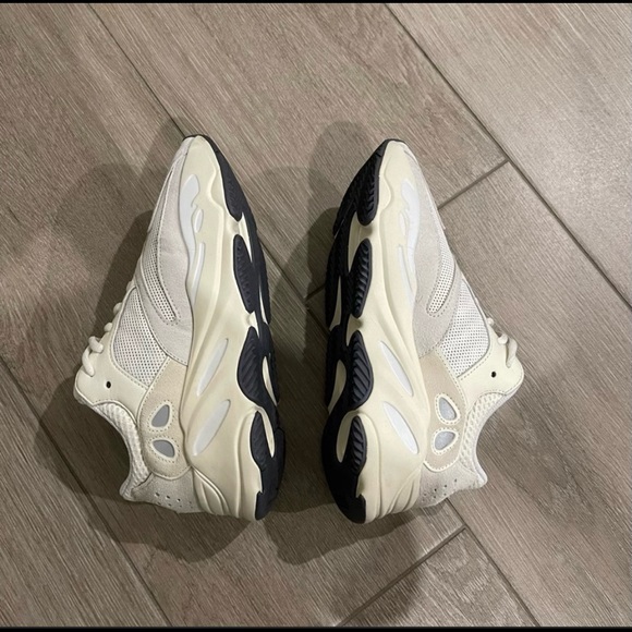 Yeezy 700 v2 Analong - Picture 2 of 5